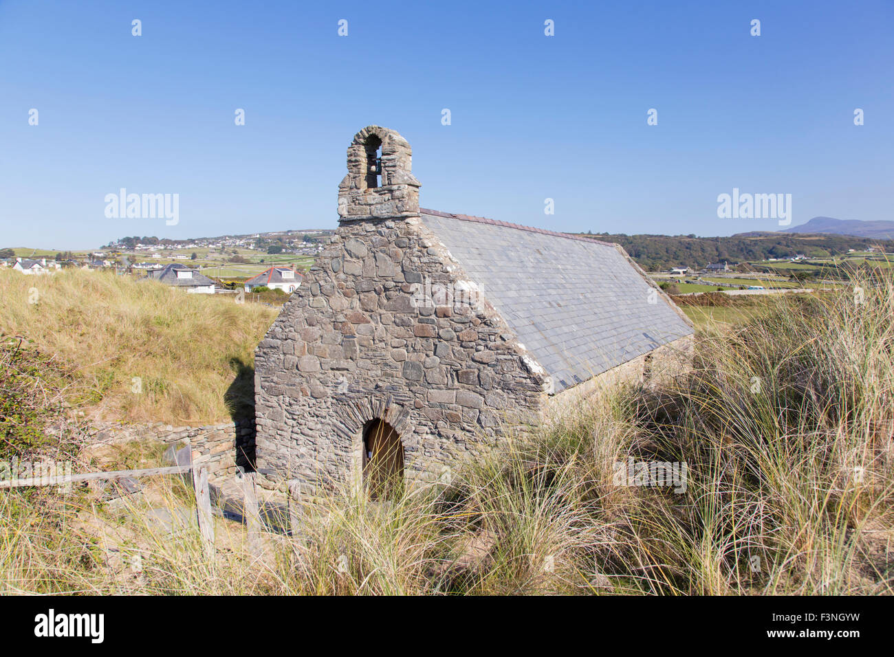 La duecentesca chiesa di San Tanwg in Welsh villaggio costiero di Llandanwg, Gwynedd, Galles del Nord, Regno Unito. Foto Stock