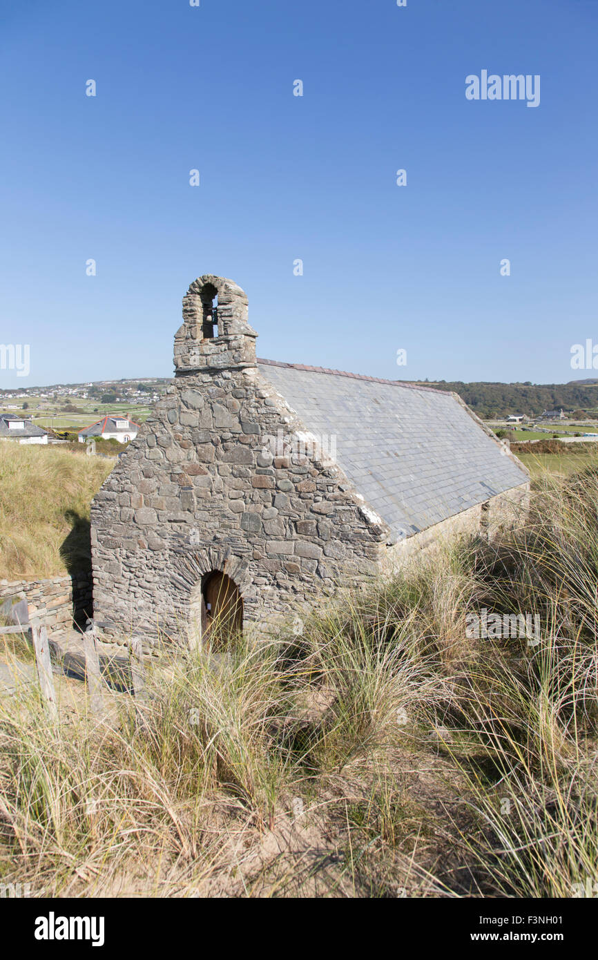 La duecentesca chiesa di San Tanwg in Welsh villaggio costiero di Llandanwg, Gwynedd, Galles del Nord, Regno Unito. Foto Stock