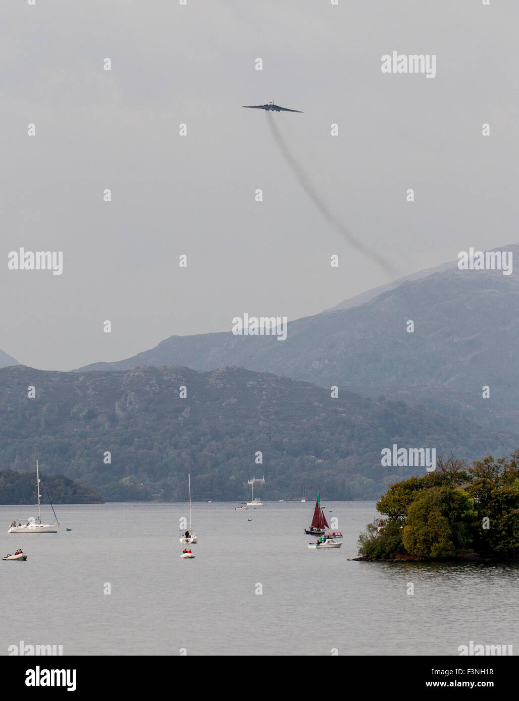 Lago di Windermere Cumbria Regno Unito sabato 10 ottobre 2015, ultimo Avro Vulcan bomber, xh558, volò sopra il lago di Windermere come parte del suo Regno Unito fairwellflights bfeore in pensione alla fine di ottobre. Essa era parte della British deterrente nucleare dal 1960,a 1993 Credit: Gordon Shoosmith/Alamy Live News Foto Stock
