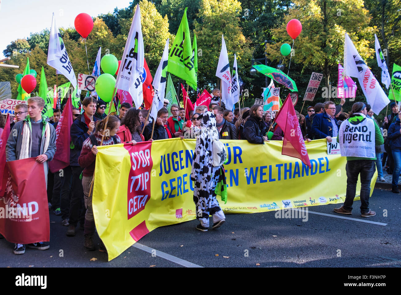 Berlino Germania,10 Ottobre, 2015. I manifestanti raccolti al di fuori della Hauptbahnhof (la capitale della stazione ferroviaria principale) e sfilarono davanti gli edifici governativi e la Porta di Brandeburgo a Berlino verso la Colonna della Vittoria, dove la principale rally ha avuto luogo. Uwe Hiksch, la dimostrazione dell'organizzatore, predisse che 50.000 persone provenienti da tutta la Germania sarebbe partecipare al 'Stop TTIP e CETA!' rally contro il progetto di libero commercio. Credito: Eden Breitz/Alamy Live News Foto Stock