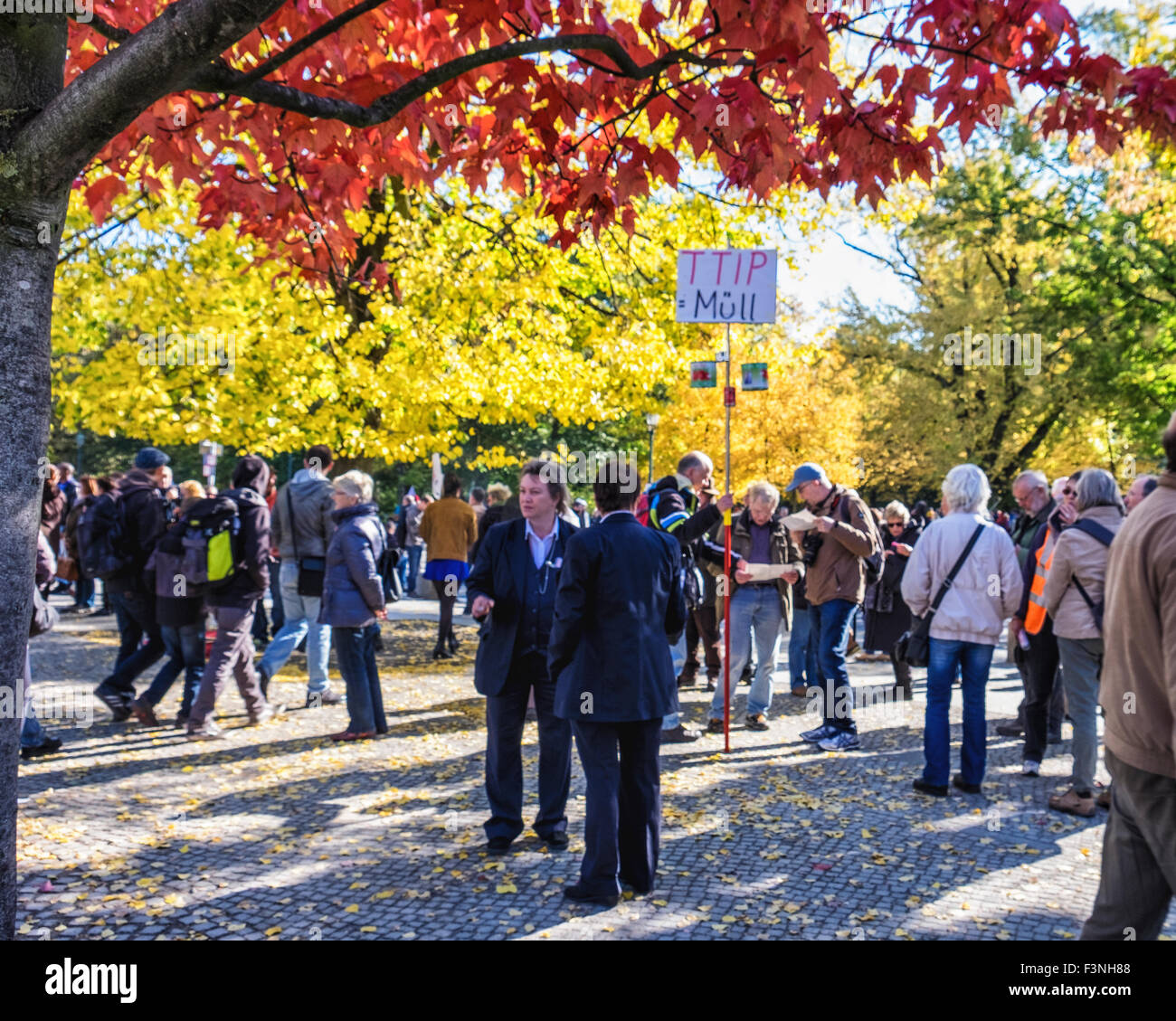 Berlino Germania,10 Ottobre, 2015. I manifestanti raccolti al di fuori della Hauptbahnhof (la capitale della stazione ferroviaria principale) e sfilarono davanti gli edifici governativi e la Porta di Brandeburgo a Berlino verso la Colonna della Vittoria, dove la principale rally ha avuto luogo. Uwe Hiksch, la dimostrazione dell'organizzatore, predisse che 50.000 persone provenienti da tutta la Germania sarebbe partecipare al 'Stop TTIP e CETA!' rally contro il progetto di libero commercio. Credito: Eden Breitz/Alamy Live News Foto Stock