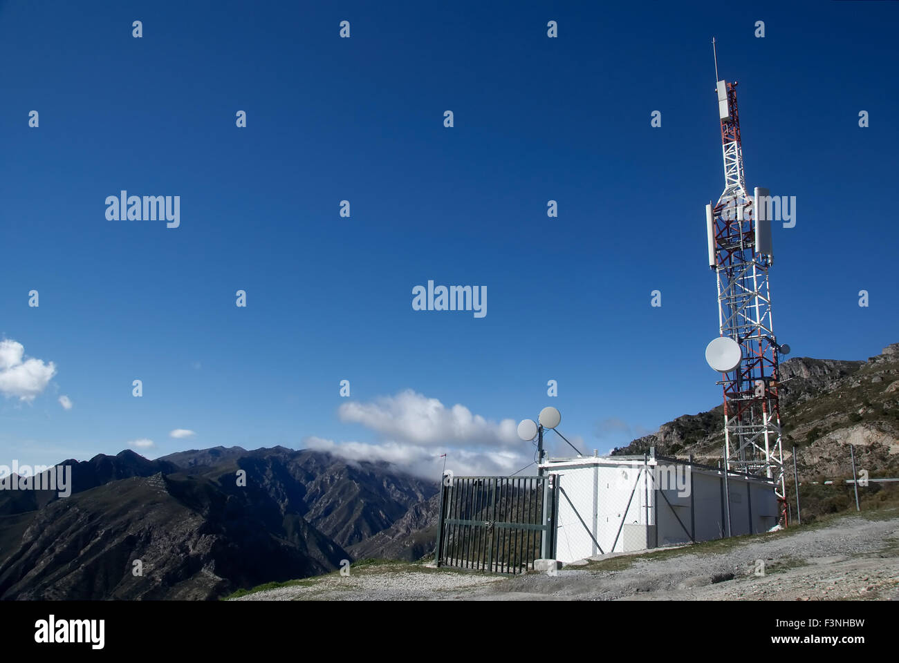 Telefono cellulare stazione relè sulla cima di una montagna Foto Stock