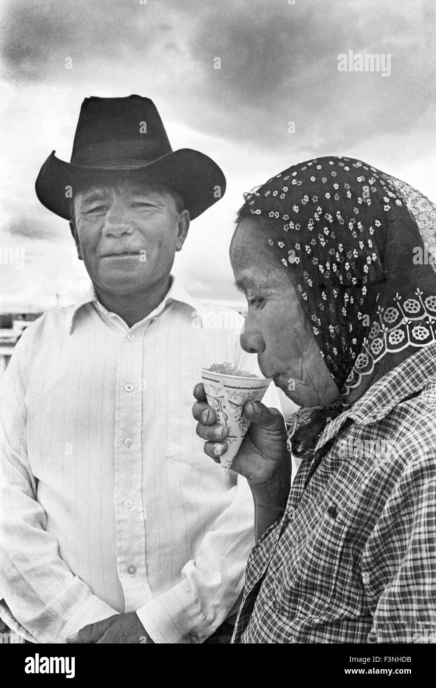Un marito navajo sorrisi mentre sua moglie sorseggia un sno-cone durante un giorno in città in Gallup, Nuovo Messico Foto Stock