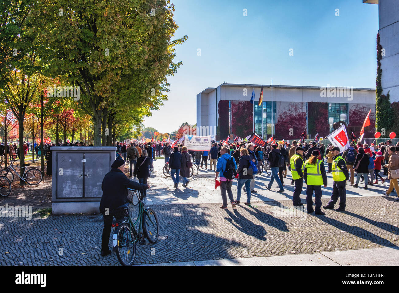 Berlino Germania,10 Ottobre, 2015. I manifestanti raccolti al di fuori della Hauptbahnhof (la capitale della stazione ferroviaria principale) e sfilarono davanti gli edifici governativi e la Porta di Brandeburgo a Berlino verso la Colonna della Vittoria, dove la principale rally ha avuto luogo. Uwe Hiksch, la dimostrazione dell'organizzatore, predisse che 50.000 persone provenienti da tutta la Germania sarebbe partecipare al 'Stop TTIP e CETA!' rally contro il progetto di libero commercio. Credito: Eden Breitz/Alamy Live News Foto Stock