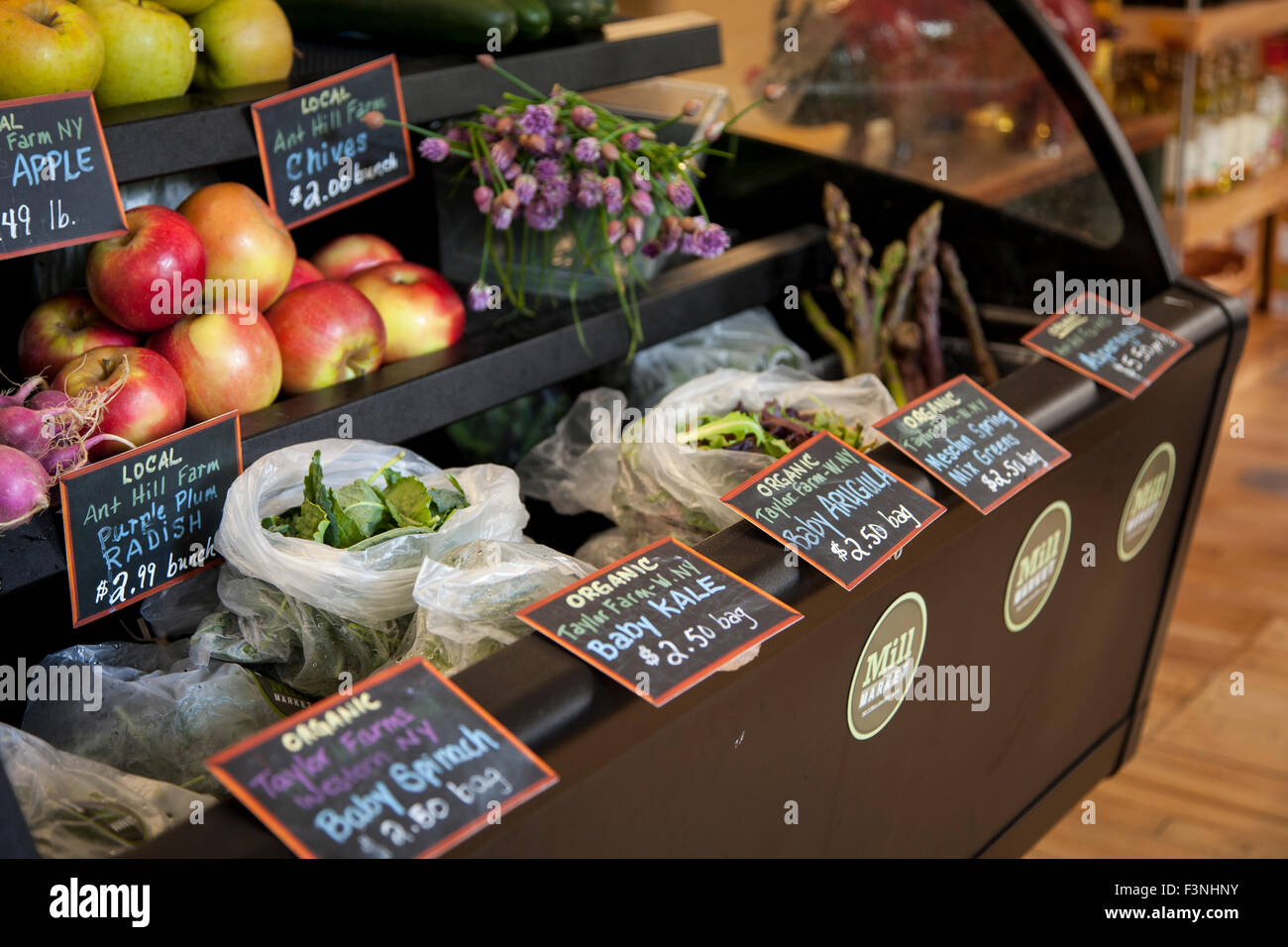 Produrre dipartimento al negozio di alimentari con un'enfasi su prodotti locali, Pennsylvania, STATI UNITI D'AMERICA Foto Stock