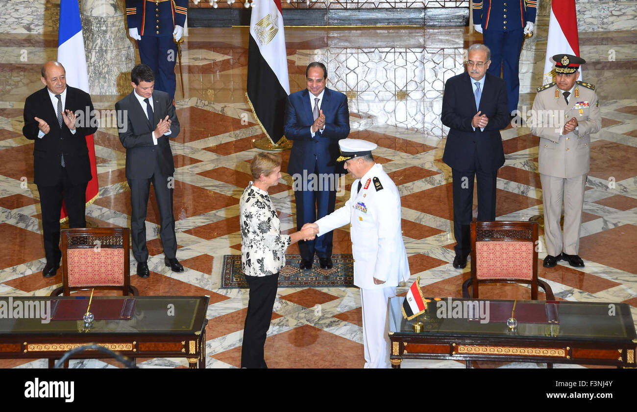 Il Cairo, Egitto. 10 ottobre, 2015. Egyptain Presidente Abdel Fattah al-Sisi incontra il Primo ministro francese Manuel Valls durante una cerimonia a firmare i contratti militari al Ittihadiya palazzo presidenziale a Il Cairo, Egitto, 10 ottobre 2015. Il Primo ministro francese Manuel Valls e il ministro della Difesa Jean-Yves Le Drian incontrerà il Presidente egiziano Abdel Fatah al-Sisi e il suo Primo Ministro Ismail Sherif per discutere le relazioni bilaterali e di questioni regionali e internazionali di reciproco interesse credito: il Presidente egiziano Ufficio APA/images/ZUMA filo/Alamy Live News Foto Stock