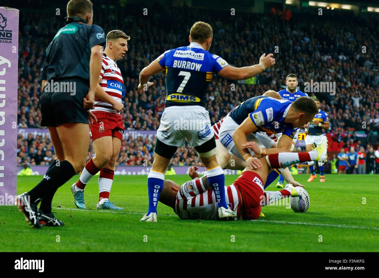 Old Trafford, Manchester, Regno Unito. 10 ottobre, 2015. Rugby League Grand Final. Leeds rinoceronti contro il Wigan Warriors. Kevin Sinfield di Leeds rinoceronti preleva la sfera allentati Credito: Azione Sport Plus/Alamy Live News Foto Stock