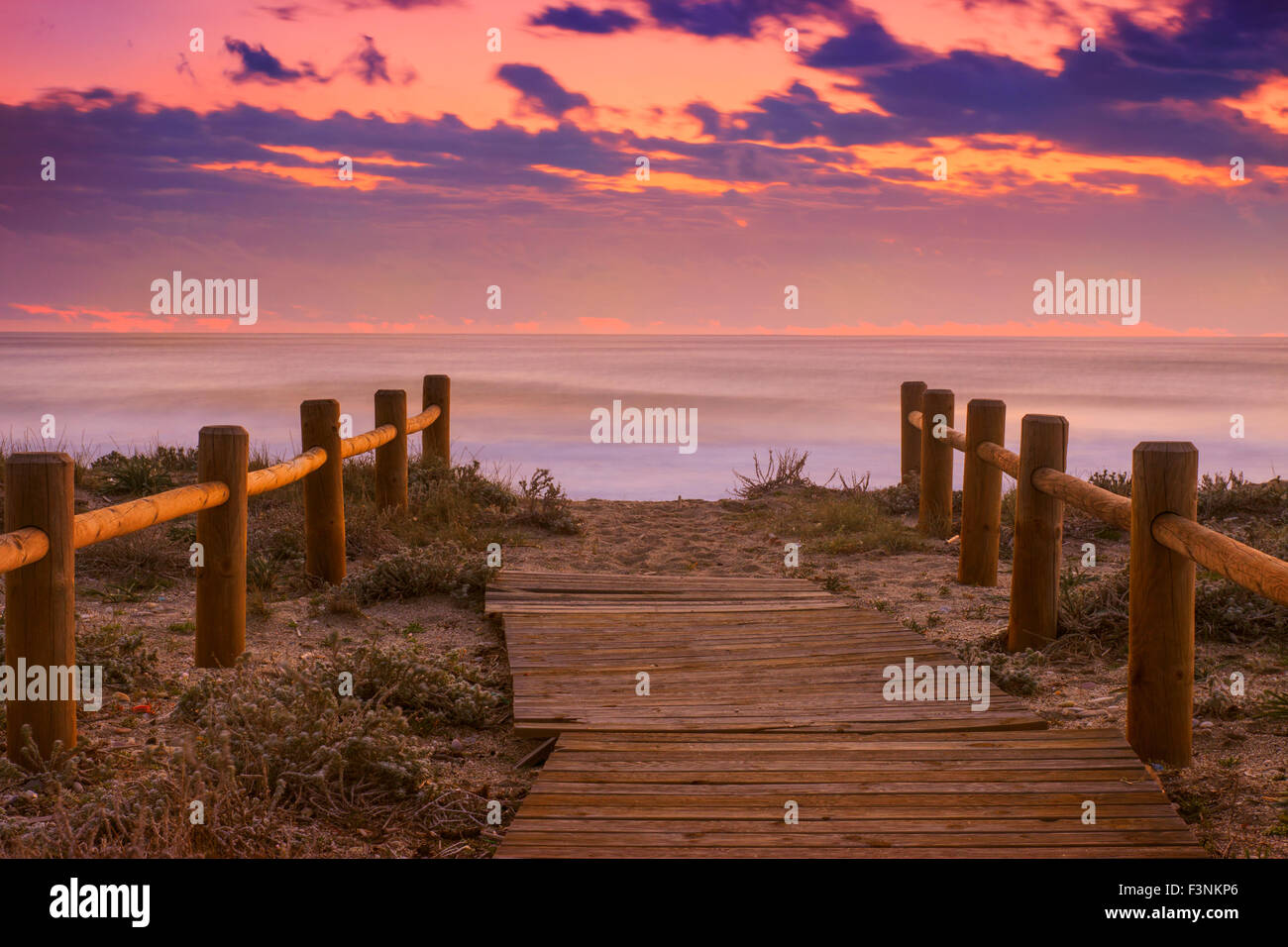 Sunset beach vicino a Almeria. Parco Naturale Cabo de Gata, Spagna. Andalusia Foto Stock