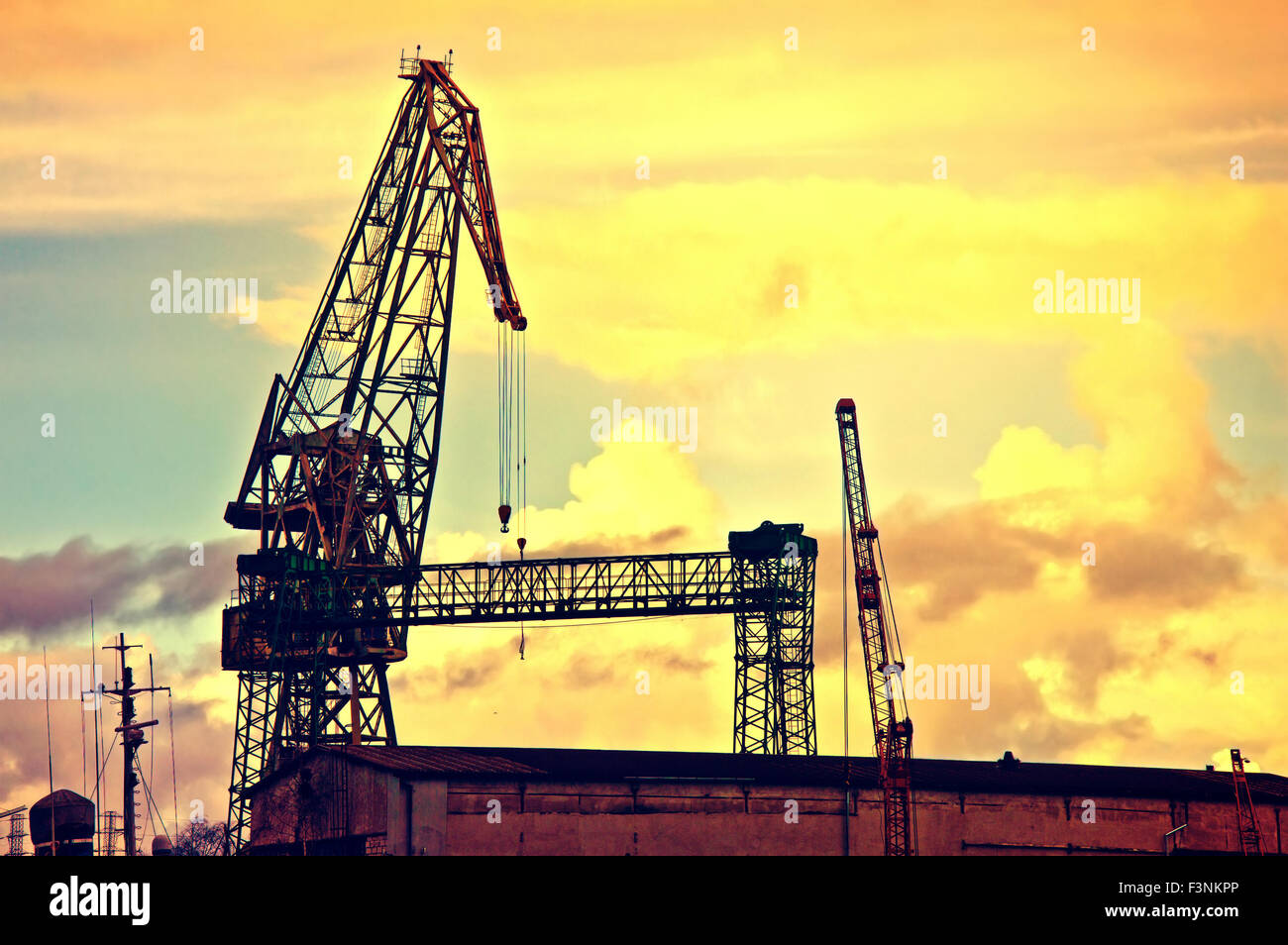 Industrial immagine concettuale. Buio e cupo nuvole sulla zona industriale con la gru. Foto Stock