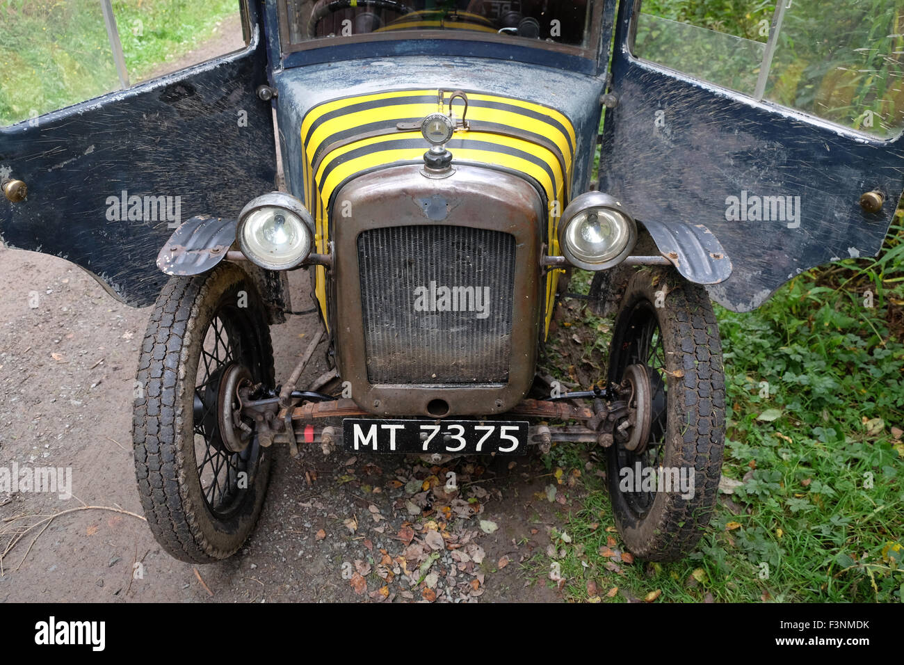 Nuovo Radnor, POWYS, GALLES - Sabato 10 Ottobre 2015 - Il Vintage Sports Car Club ( VSCC ) hill climb sfida di prova sul Smatcher una ripida collina boscosa appena al di fuori del nuovo Radnor. Qui viene mostrato un fangoso 1929 Austin 7 berlina. Foto Stock