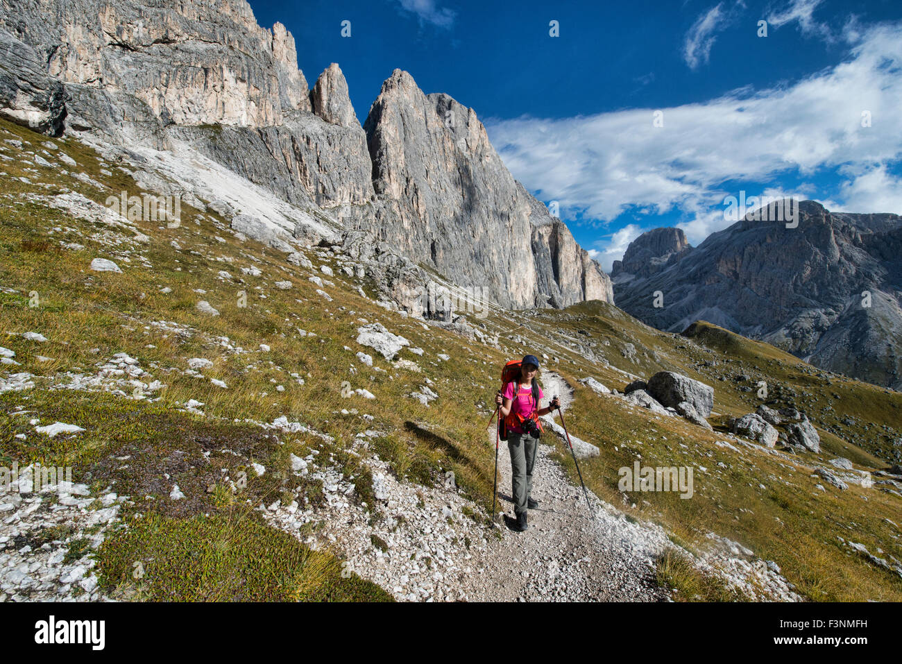 Intestazione per le Zigolade pass attraverso il Catinaccio nelle Dolomiti in Italia Foto Stock