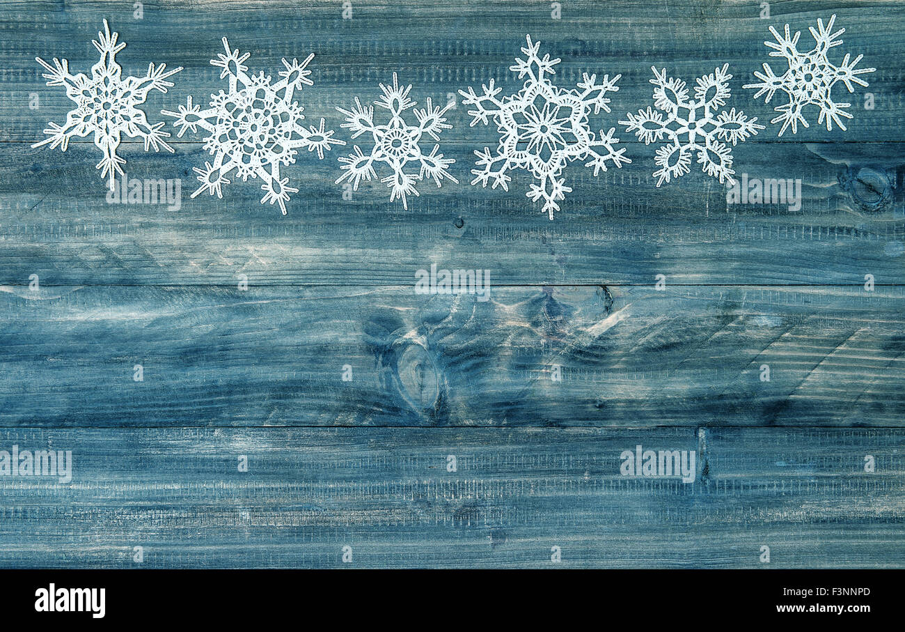 I fiocchi di neve su legno rustico sfondo. Festive vacanze invernali decorazione Foto Stock
