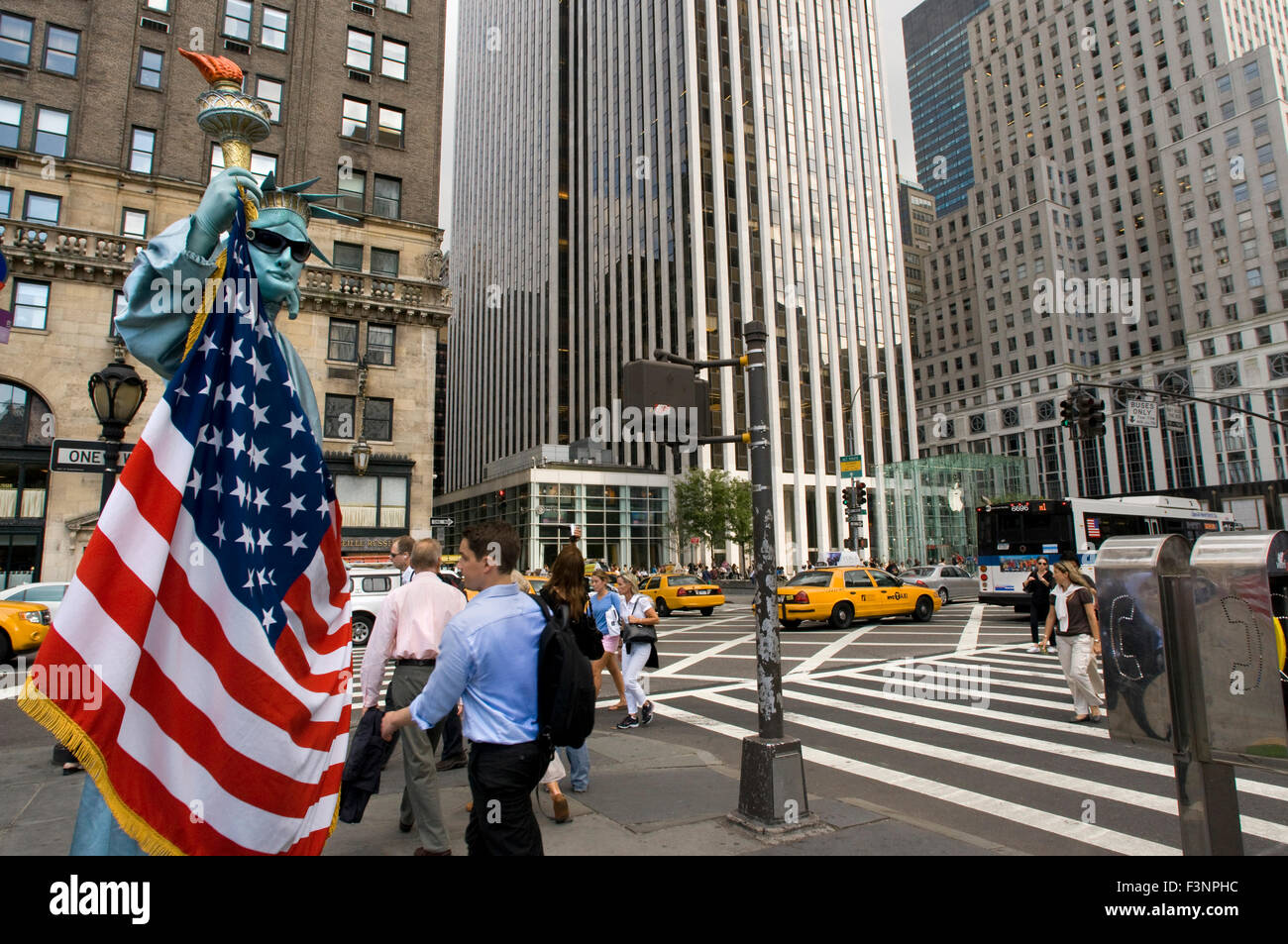 Una statua dell'uomo vestito di Statua della Libertà con i turisti in attesa di essere fotografati all'uscita di Central Park Plaza overlooki Foto Stock