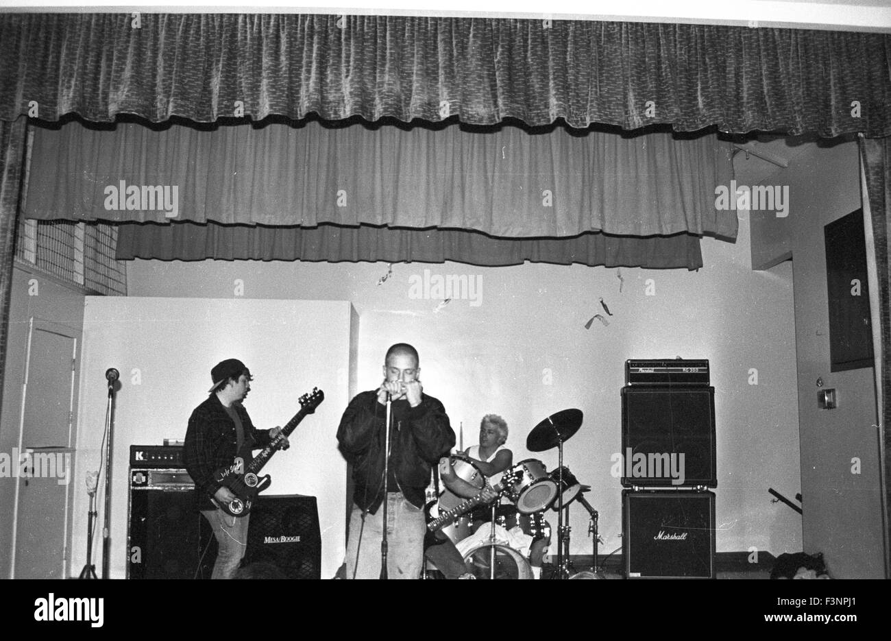 Punk-rock Plaid Retna, di Visalia, California, giocare in mostra presso il palazzo V.F.W. in Porterville, California durante la caduta del 1987. Foto Stock