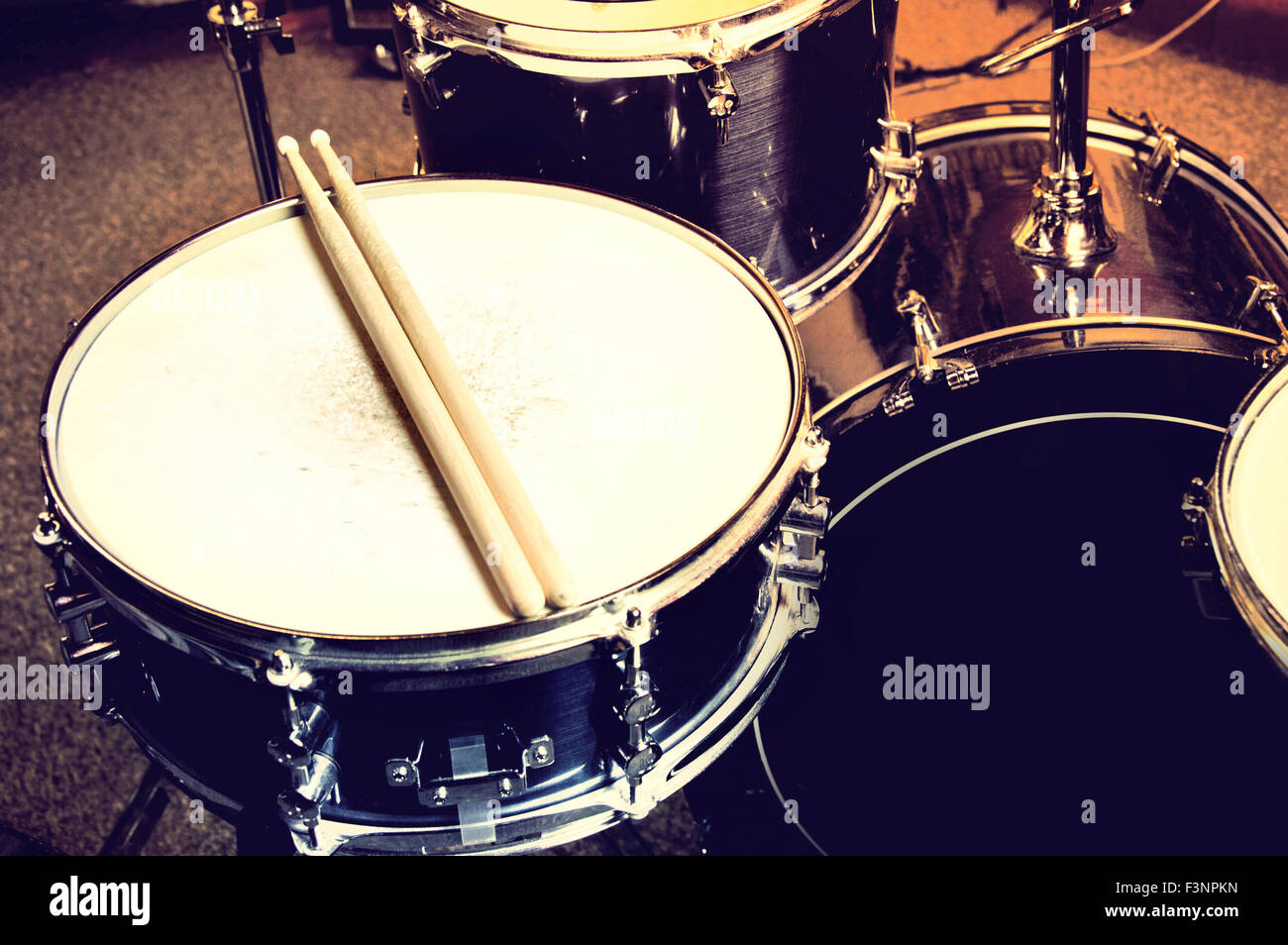 I tamburi immagine concettuale. Foto di tamburi e bacchette giacente sul tamburo rullante Retro Vintage instagram foto. Foto Stock