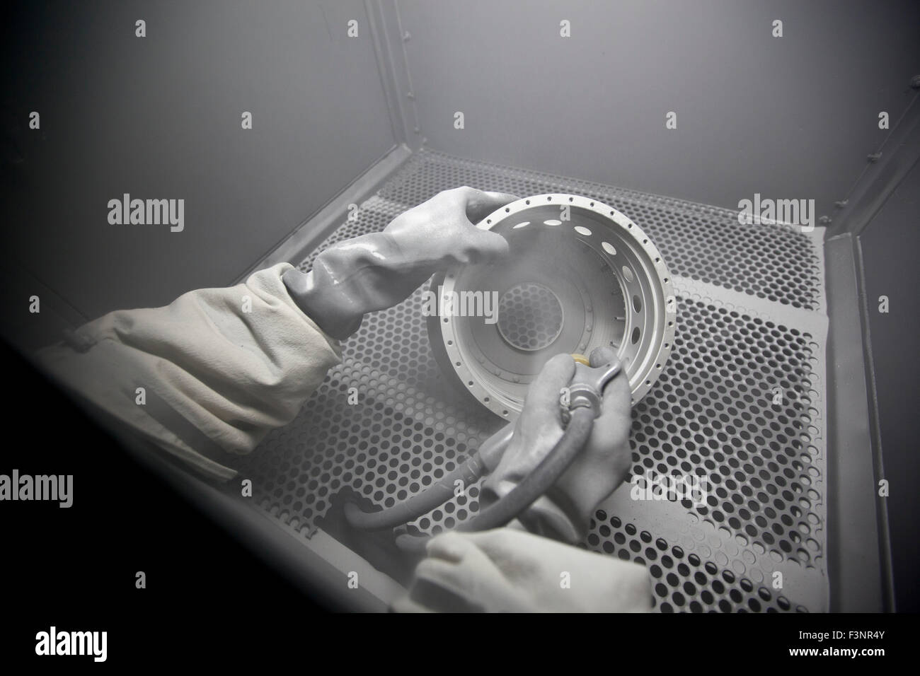 Uso di attrezzature di protezione individuale ( DPI ) nel processo industriale - NDT ( prove non distruttive ), sabbiatura - sabbiatura, il funzionamento di forzatamente la propulsione di un flusso di materiale abrasivo contro una superficie ad alta pressione per levigare una superficie ruvida, irruvidire la superficie liscia, forma una superficie, o rimuovere contaminanti superficiali. Foto Stock