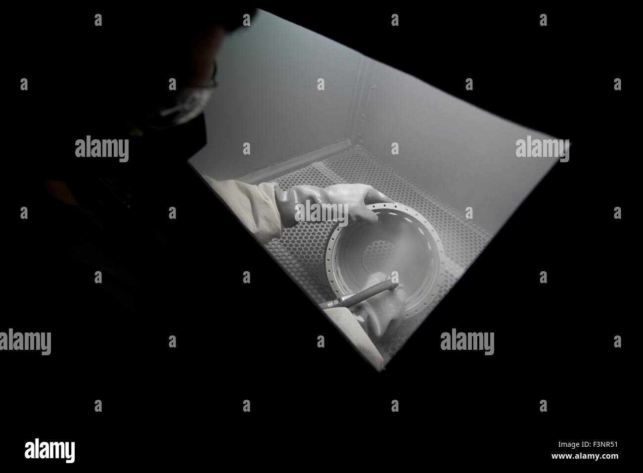 Uso di attrezzature di protezione individuale ( DPI ) nel processo industriale - NDT ( prove non distruttive ), sabbiatura - sabbiatura, il funzionamento di forzatamente la propulsione di un flusso di materiale abrasivo contro una superficie ad alta pressione per levigare una superficie ruvida, irruvidire la superficie liscia, forma una superficie, o rimuovere contaminanti superficiali. Foto Stock