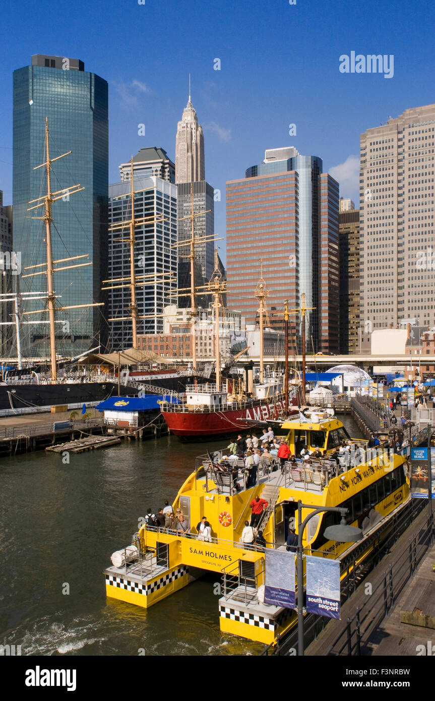 Il Seaport Pier 16 e 17. Acqua-taxi ferma al molo 17. Si trova anche qui è anche un edificio a tre piani del centro commerciale per lo shopping che include molti s Foto Stock