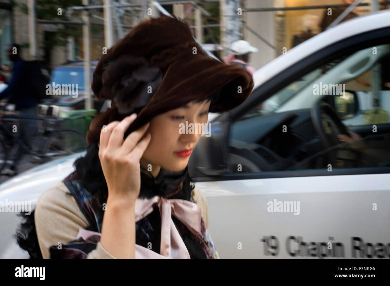 Un giapponese passeggiando per i negozi chic di Tribeca. Qui vivono molti artisti e celebrità (eg Leonardo Di Caprio, tardo Foto Stock