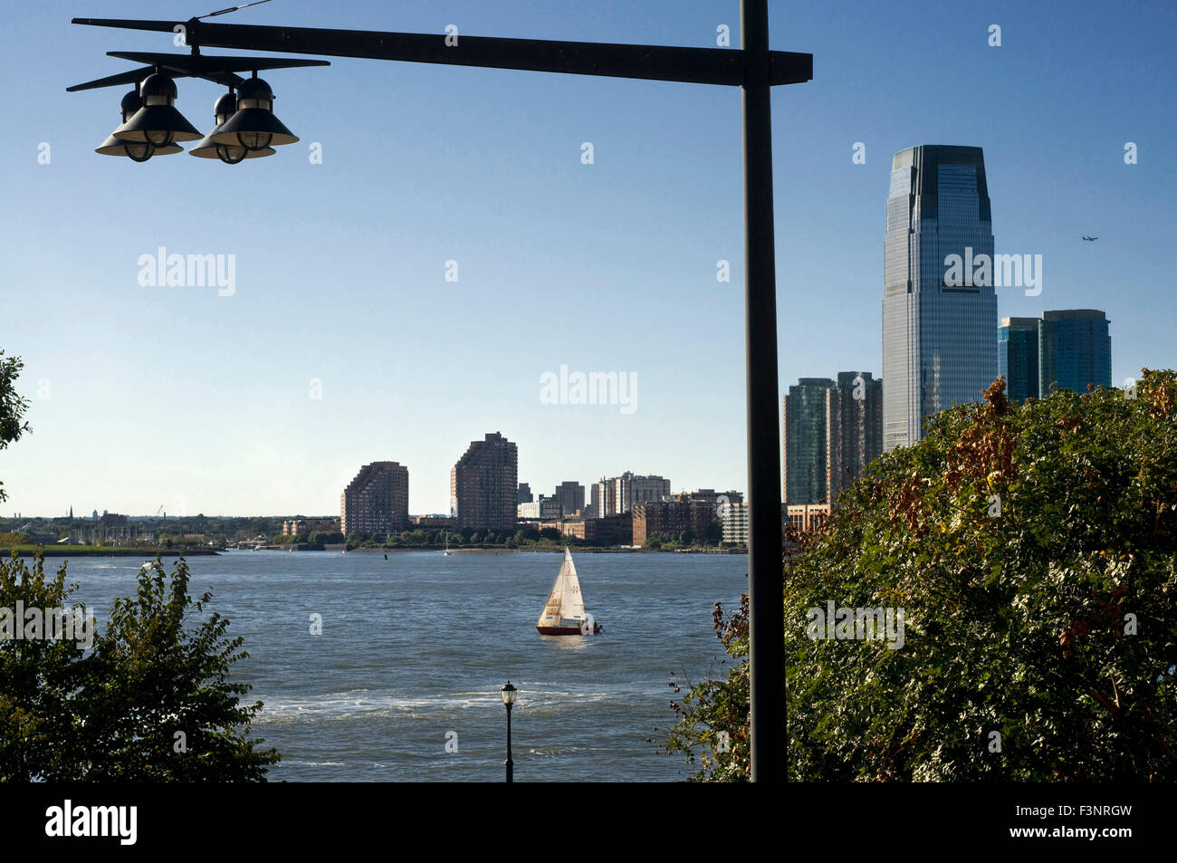 Battery Park City. Una grande area verde con una passeggiata lungo il fiume Hudson, iniziando in corrispondenza della punta meridionale di Tribeca, nella roccia Foto Stock