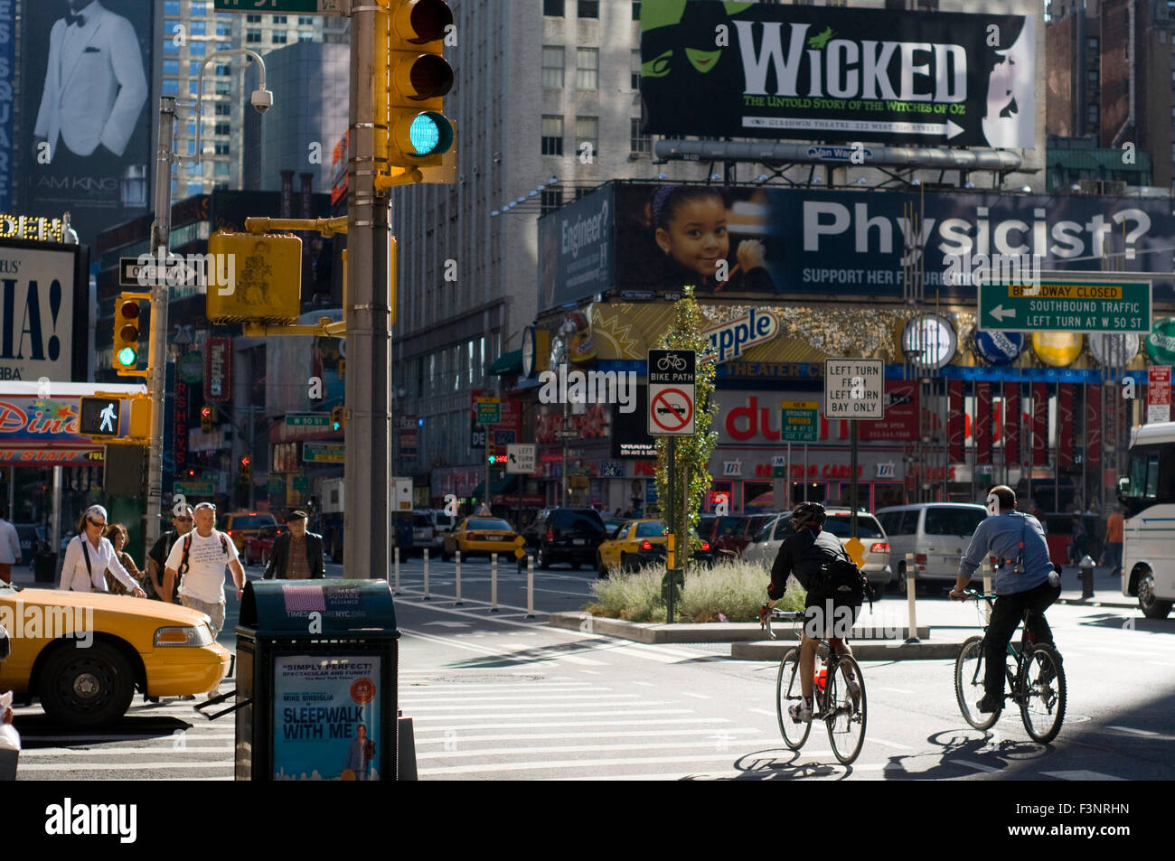 Attraversare le strade a Midtown West & Quartiere dei Teatri di Broadway Street all'altezza di 50th Street. In uno dei piani sopra Foto Stock
