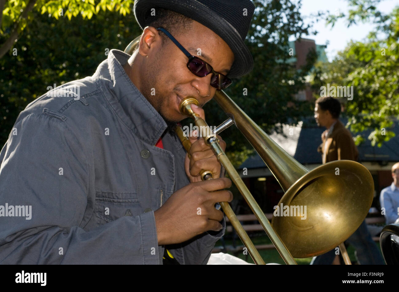 Un sassofonista di Washington Square Park nel Greenwich Village Park. Questo enorme parco di raccogliere oggi il sassofono, cantanti blues tour Foto Stock