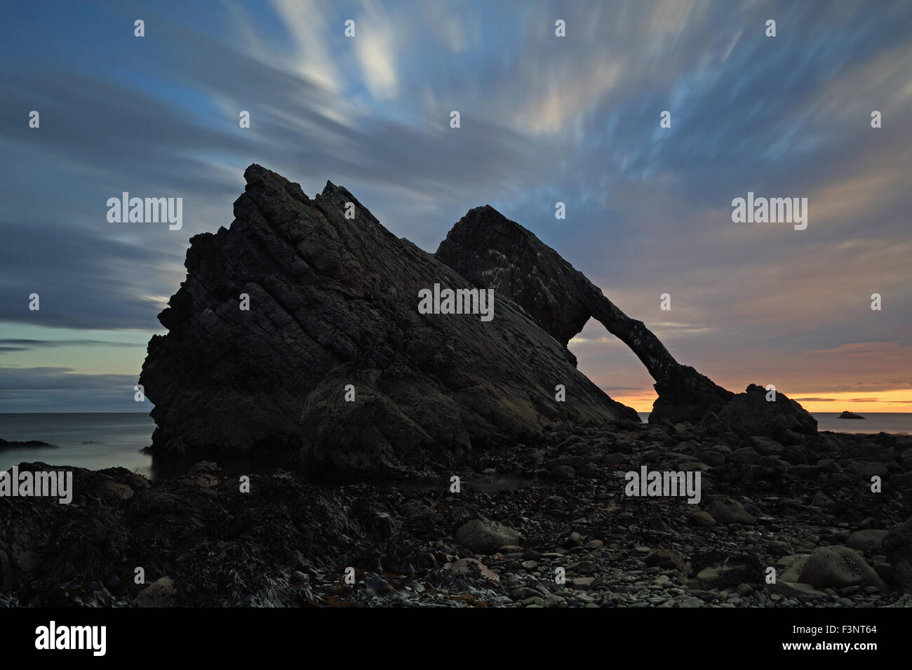 Una bellissima alba a prua Fiddle Rock, Portknockie, Scozia Foto Stock
