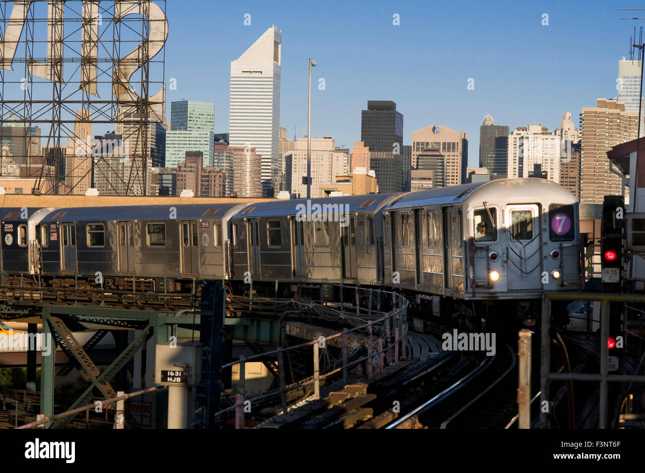La fermata della Metro linea 7 Queensboro Plaza. Il 7 Flushing locale (locale conduttura di lavaggio 7) è un servizio di metropolitana di New York City, l'servic Foto Stock