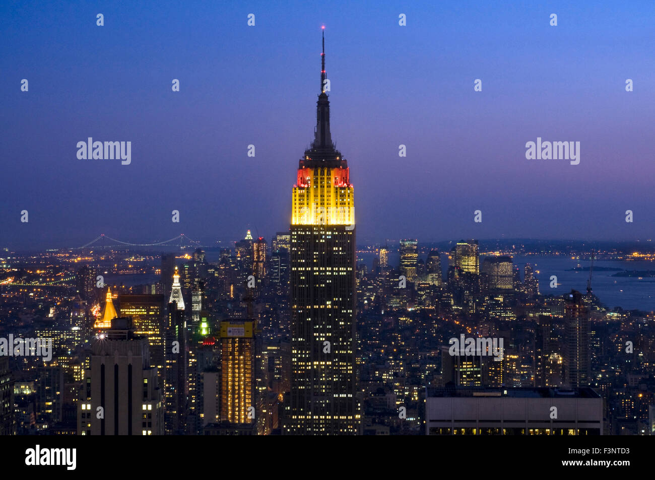 Empire State Building visto dalla parte superiore della roccia al Centro Rockefeller. 350 Fifth Ave angolo della 34th St. l'Empire State sede, Foto Stock