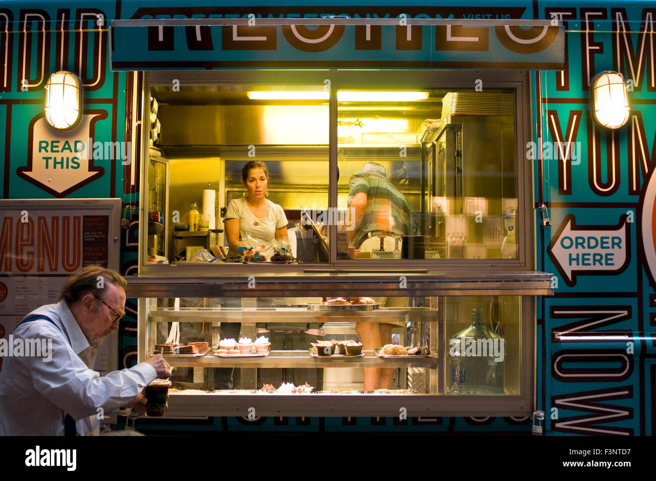 Street dolci. (Posizione variabile). Questo furgone mobile chiamato Sweer carrello può gustare i migliori dolci; ciambelle e biscotti della cit Foto Stock