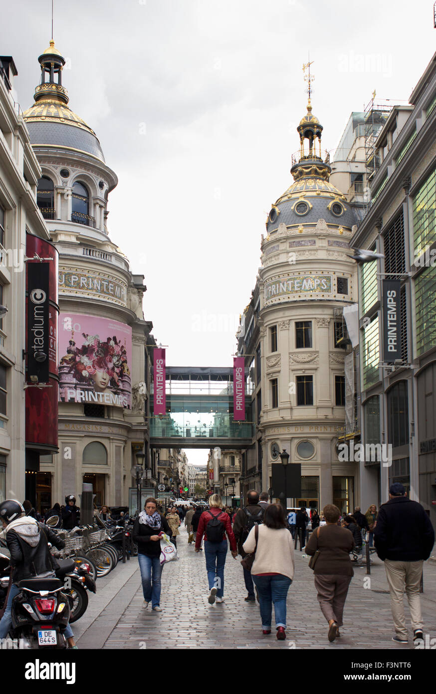 Gli amanti dello shopping passeggiando nel quartiere Opera con cupola Au Printemps department store in background. Parigi, Francia. Foto Stock