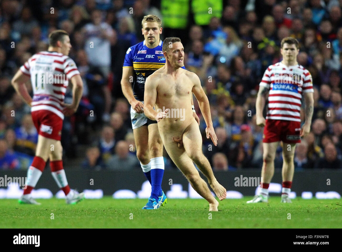 Old Trafford, Manchester, Regno Unito. 10 ottobre, 2015. Rugby League Grand Final. Leeds rinoceronti contro il Wigan Warriors. Un streaker esegue il passo durante la seconda metà © Azione Sport Plus/Alamy Live News Foto Stock