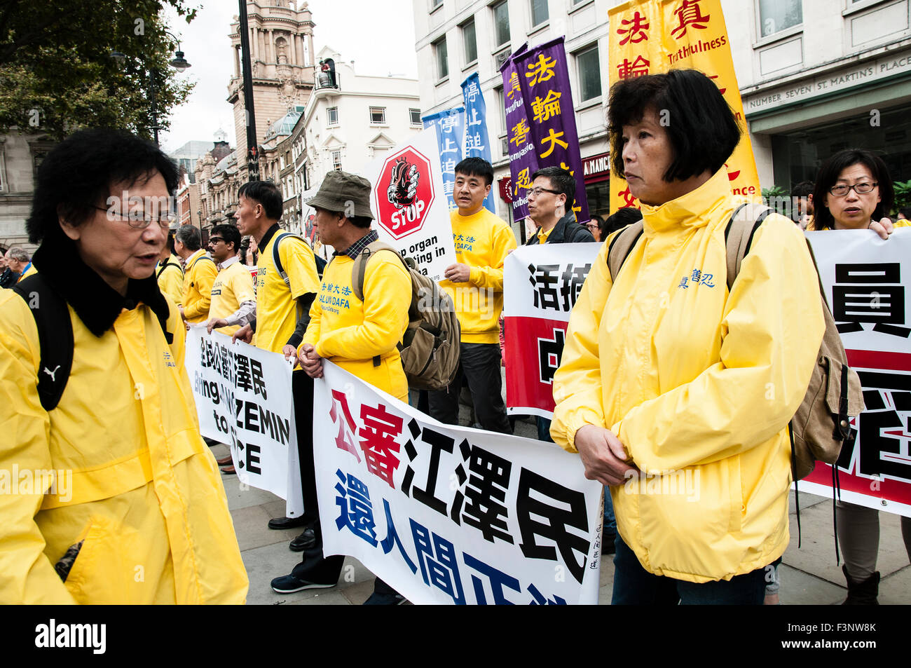 Londra, Regno Unito. 10 ottobre, 2015. Falun Dafa professionisti azienda banner chiedendo giustizia per il Presidente Jiang Zemin a una protesta nel centro di Londra (UK), 10 ottobre 2015. Credito: Noemi Gago/Alamy Live News Foto Stock