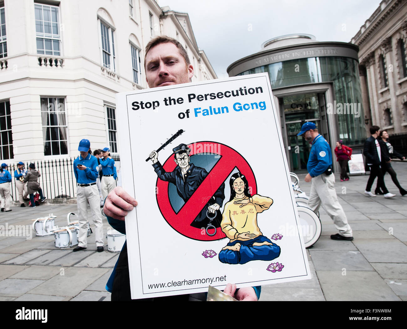 Londra, Regno Unito. 10 ottobre, 2015. Un uomo con un cartellone di chiedere la fine della persecuzione del Falun Gong a una protesta nel centro di Londra (UK), 10 ottobre 2015. Credito: Noemi Gago/Alamy Live News Foto Stock