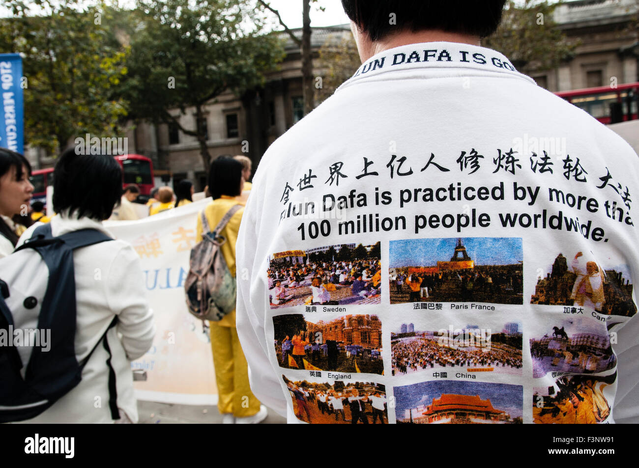Londra, Regno Unito. 10 ottobre, 2015. Falun Dafa professionisti chiedono giustizia per il Presidente Jiang Zemin a una protesta nel centro di Londra (UK), 10 ottobre 2015. Credito: Noemi Gago/Alamy Live News Foto Stock
