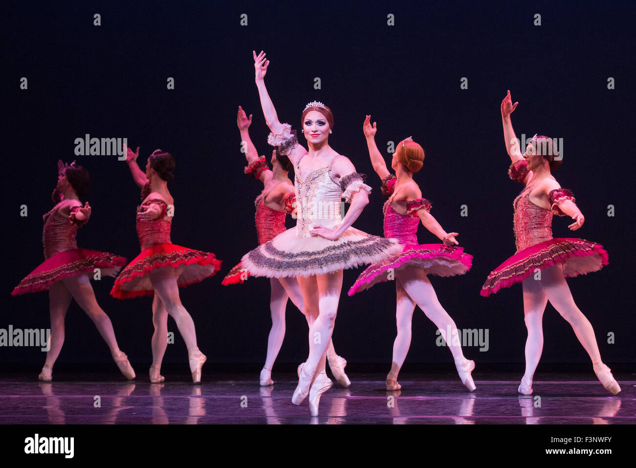 Paquita con solisti Yakaterina Verbosovich (Chase Johnsey) come ballerina e Sergey Legupski (Giovanni Goffredo) come Cavalier. Photocall per Les Ballets Trockadero de Monte Carlo al Peacock Theatre. Il tutto-maschio dance troupe, la Trocks, presenta due diverse fatture miste al Peacock Theatre dal 15 al 20 settembre 2015. Foto Stock