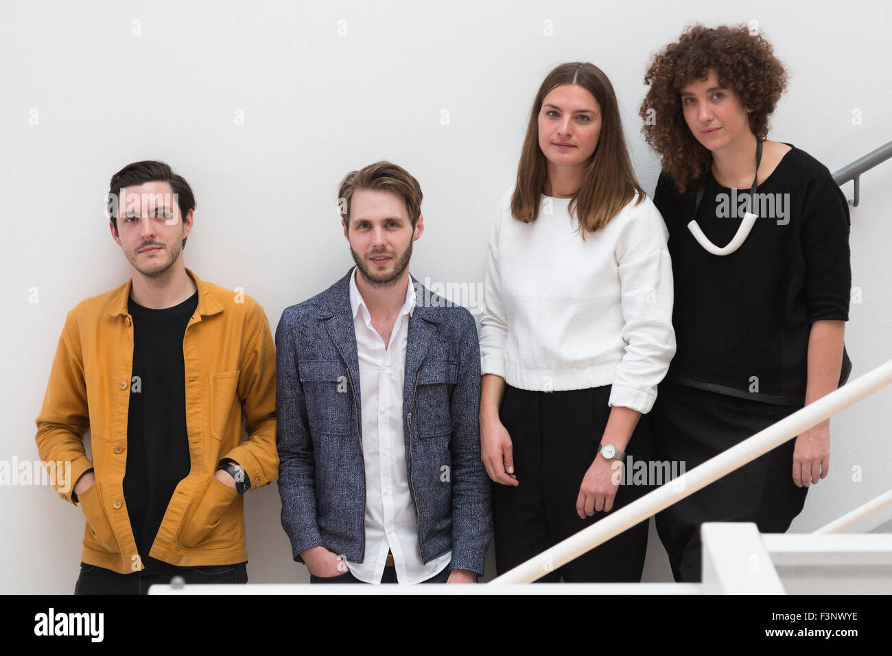 Londra, Regno Unito. 8 settembre 2015. Ora nel suo ottavo anno, designer in Residence li invita quattro talenti emergenti dal mondo del design per assumere una galleria nel Design Museum. Il 2015 designer in Residence sono: (L-R) Hefin Jones (Shifting Industries), Chris verde (Integrazione di fuchi), Stephanie Hornig (trasformando i mobili) e Alexa Pollmann (migrazione di identità nazionale). La vetrina va dal 9 settembre 2015 al 31 marzo 2016. Foto Stock