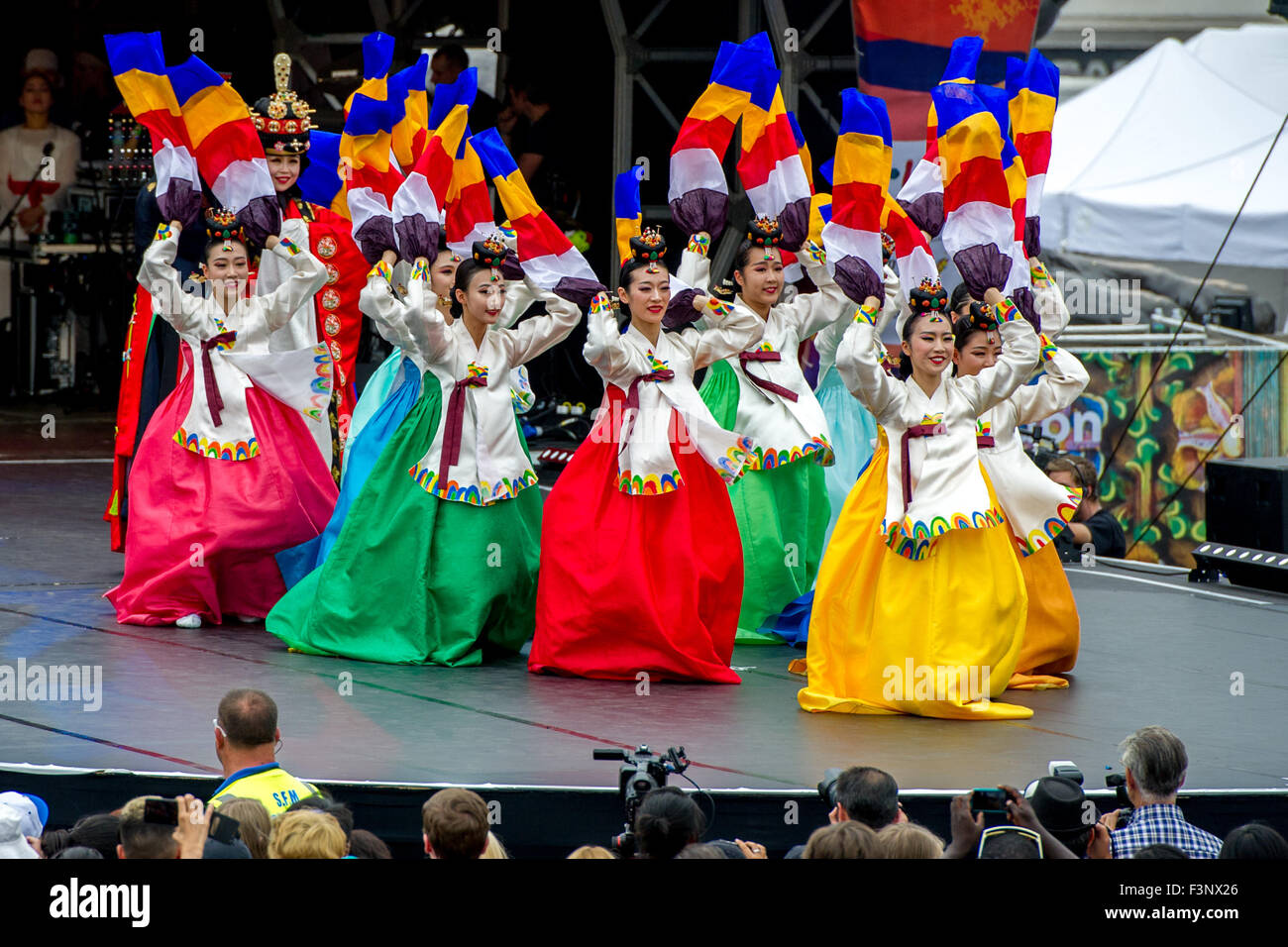 Varie e tradizionali compagnie di danza e una sfilata di moda tra le molte esibizioni presso il London Festival coreano 2015 in Trafalgar Square. Dotato di: Pan dove: Londra, Regno Unito quando: 09 Ago 2015 Foto Stock