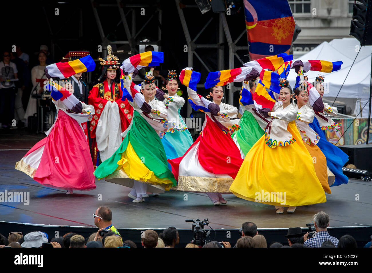 Varie e tradizionali compagnie di danza e una sfilata di moda tra le molte esibizioni presso il London Festival coreano 2015 in Trafalgar Square. Dotato di: Pan dove: Londra, Regno Unito quando: 09 Ago 2015 Foto Stock