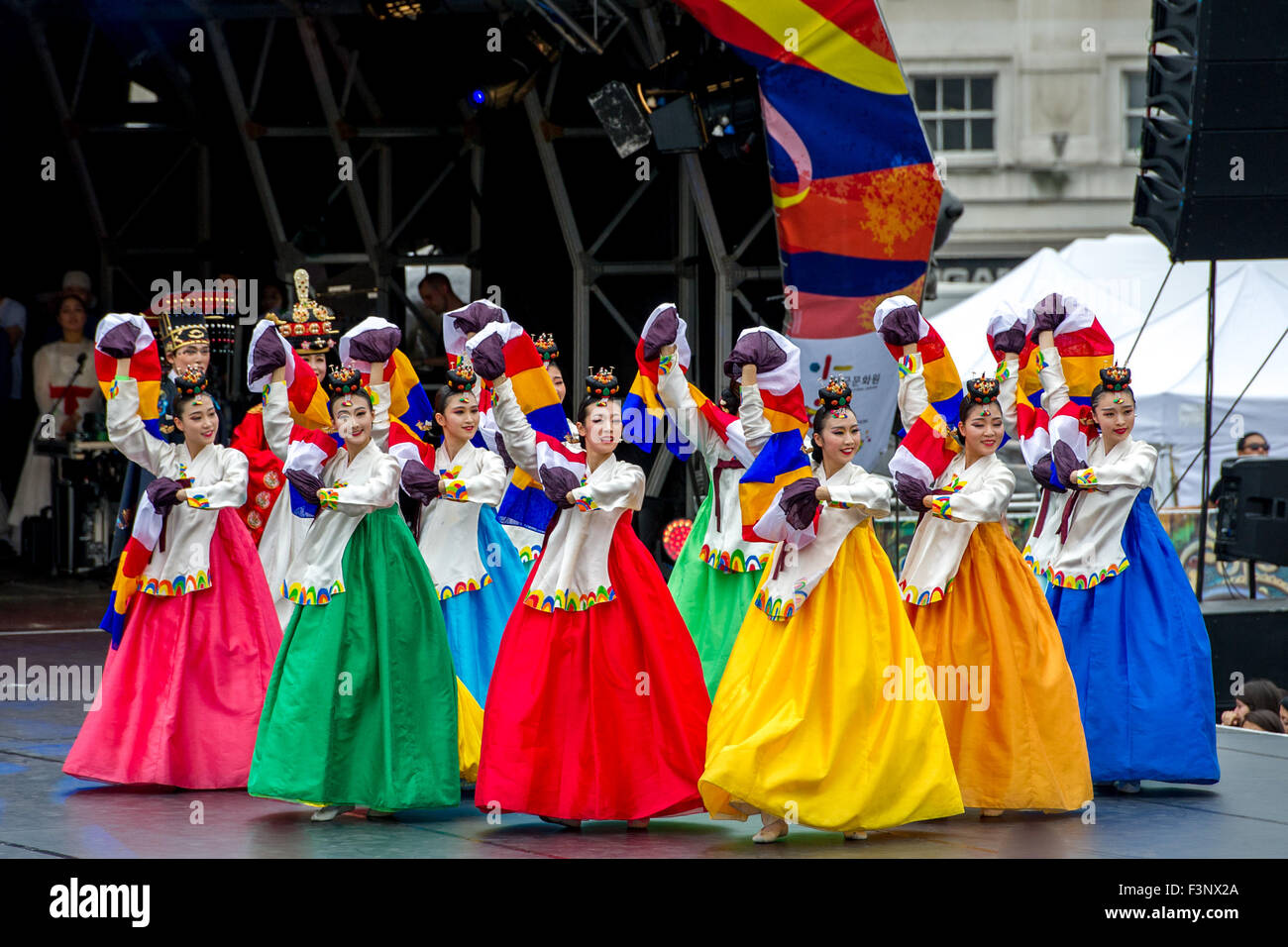 Varie e tradizionali compagnie di danza e una sfilata di moda tra le molte esibizioni presso il London Festival coreano 2015 in Trafalgar Square. Dotato di: Pan dove: Londra, Regno Unito quando: 09 Ago 2015 Foto Stock