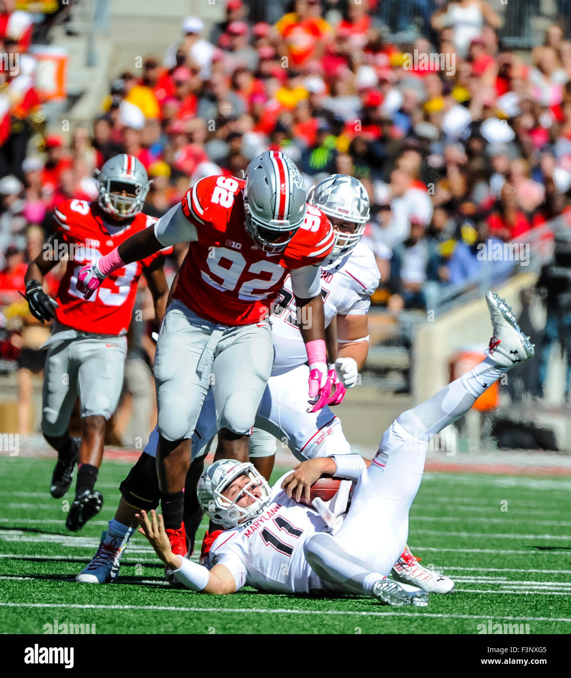 Quarterback Perry Hills (11) del Maryland Terrapins è saccheggiato da defensive lineman Adolphus Washington (92) dell'Ohio State Buckeyes nella NCAA Football Big dieci Home Opener tra Maryland Terrapins (2-3, 0-1) e n. 1 Ohio State presso lo Stadio Ohio in Columbus, Ohio, 10 ottobre 2015.Credit Immagine: Dorn Byg/CSM Foto Stock