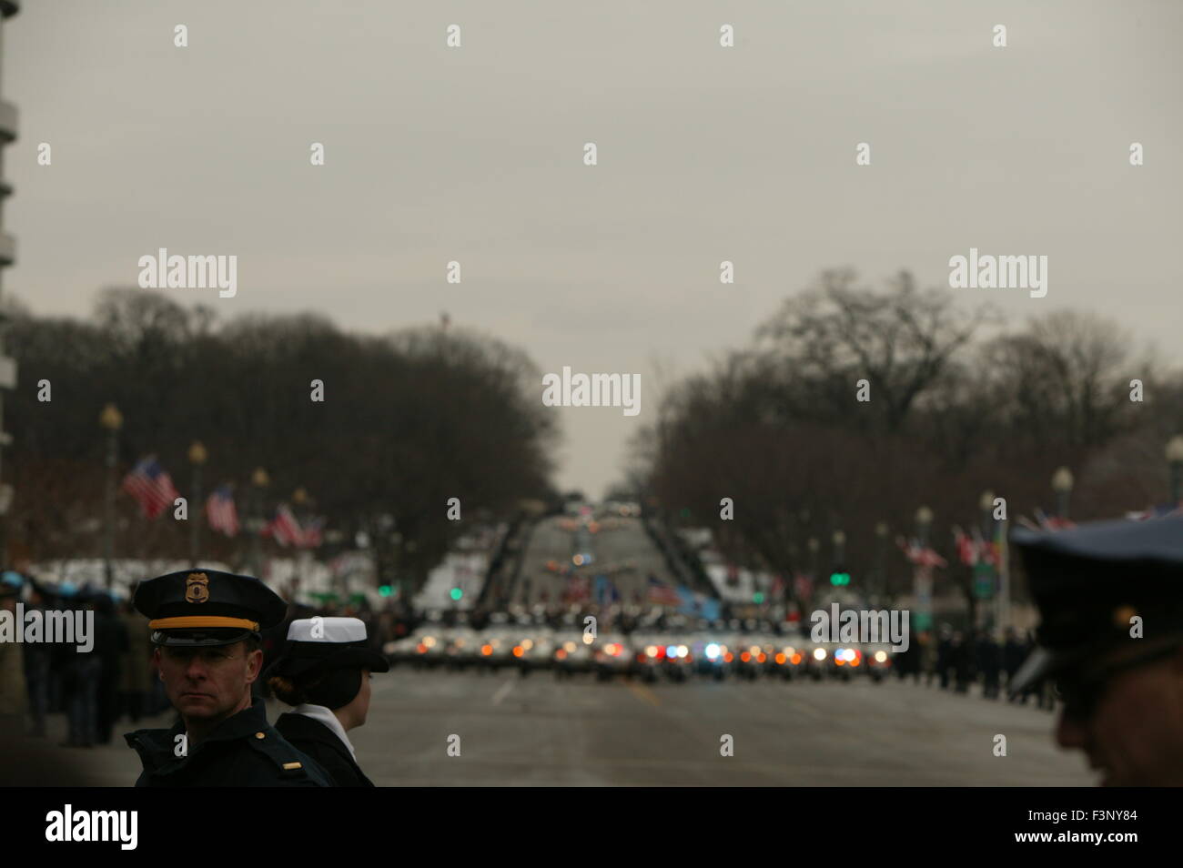 George W. Bush è per il giro della Papamobile heads up Pennsylvania Avenue durante il suo 2005 Inaugurazione sfilata in Washiington D.C., che è stato fortemente custodito dalla sicurezza a causa della "guerra al terrorismo". Foto Stock