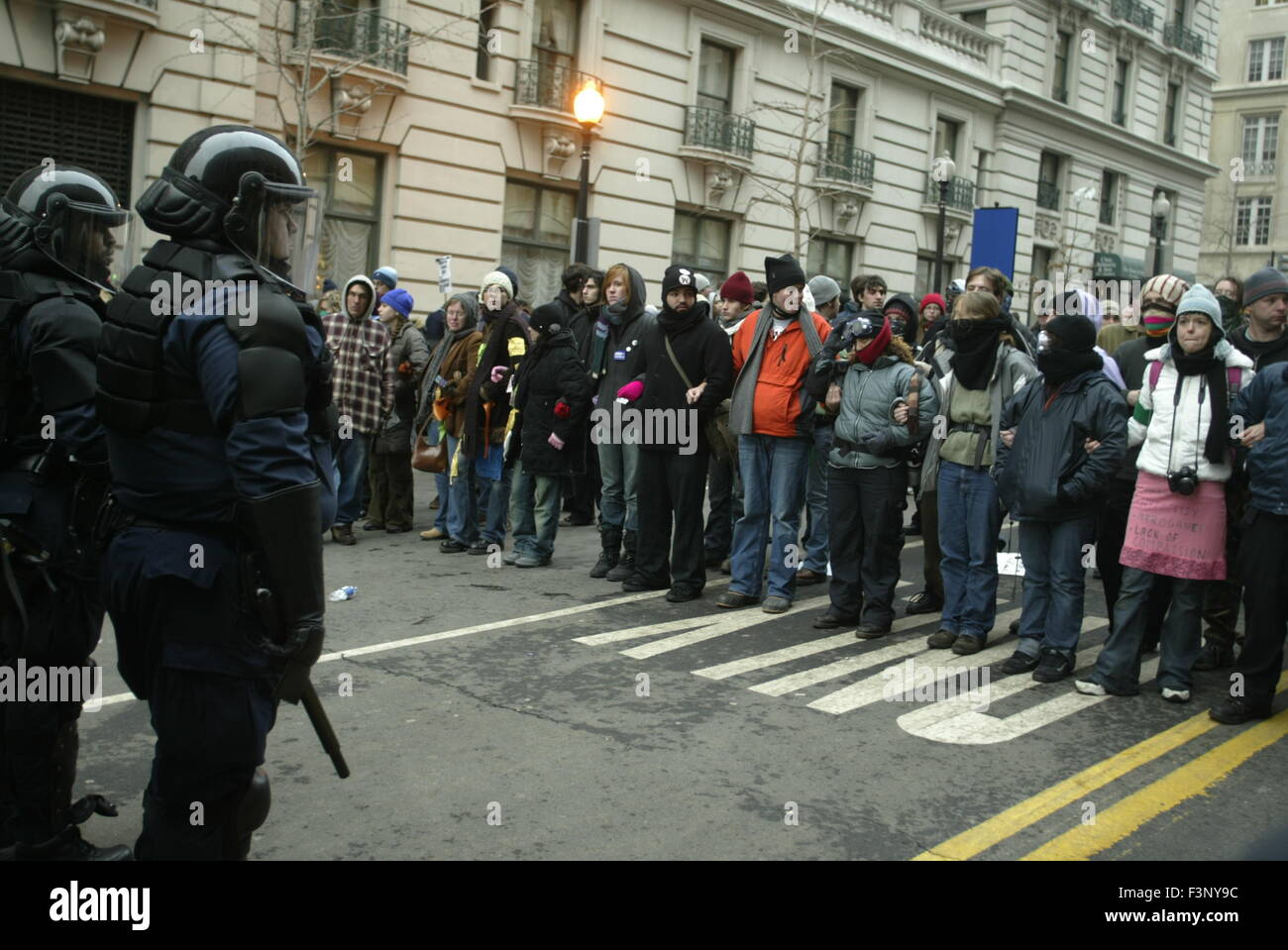 Anti-guerra di manifestanti si scontrano con la polizia antisommossa come essi bloccare una strada a Washington D.C. durante George W. Bush per la seconda inaugurazione. Foto Stock