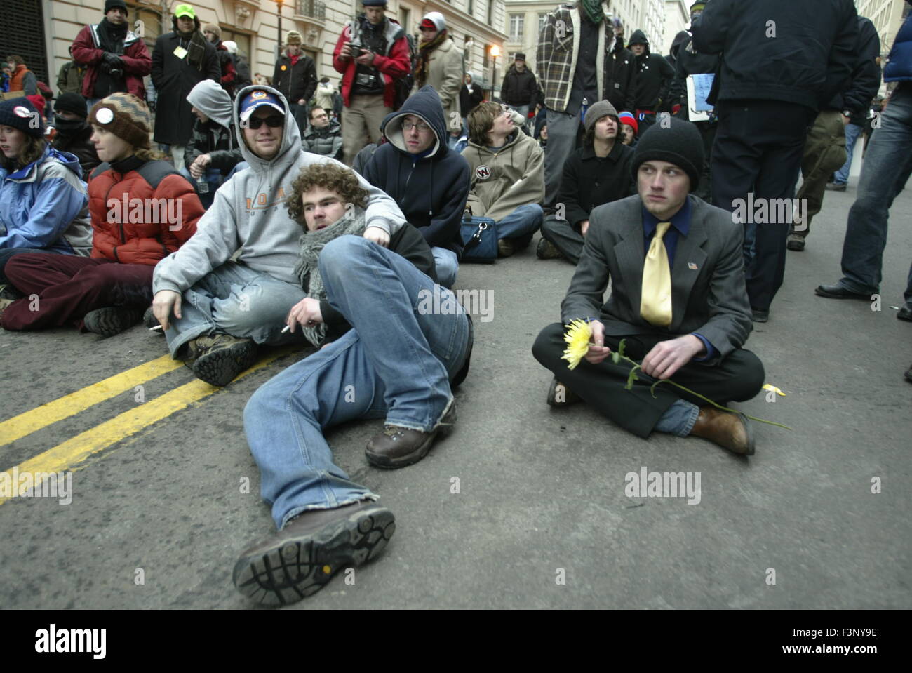 Anti-guerra di manifestanti bloccare una strada a Washington D.C. durante George W. Bush per la seconda inaugurazione. Foto Stock