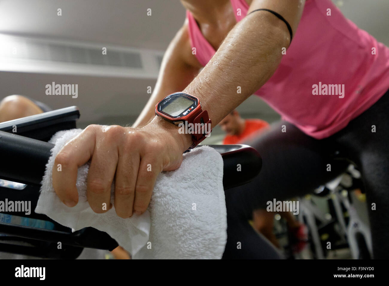 In prossimità di una donna utilizzando un polare indossabile activity monitor durante una lezione di spinning Foto Stock