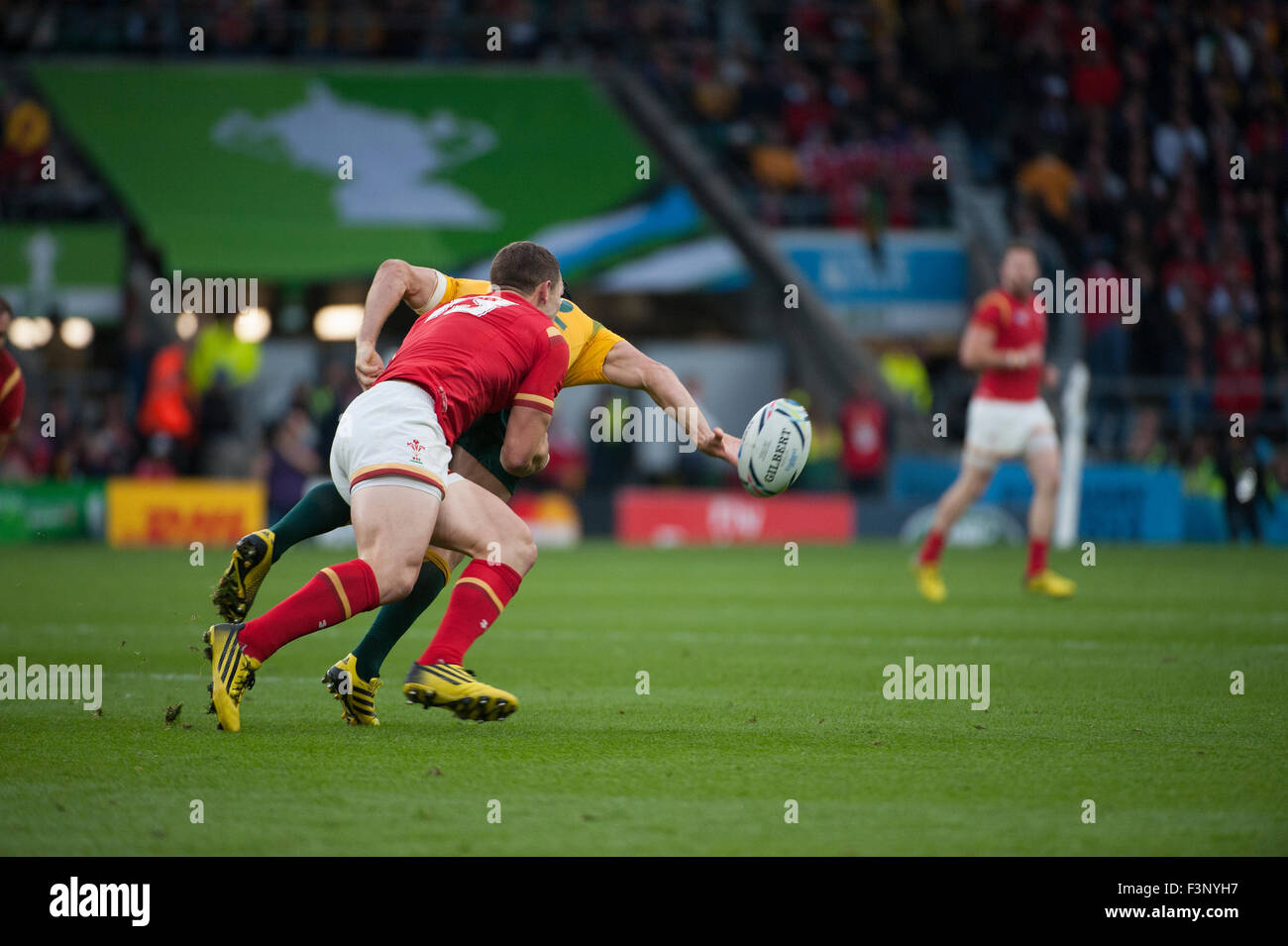 Stadio di Twickenham, Londra, Regno Unito. 10 ottobre, 2015. Matt Giteau (12) tenta un pass come egli è affrontato da George Nord (13) del Galles, Australia v Galles in piscina una partita della Coppa del Mondo di Rugby 2015 con punteggio finale Australia 15 - Galles 6. Credito: sportsimages/Alamy Live News Foto Stock