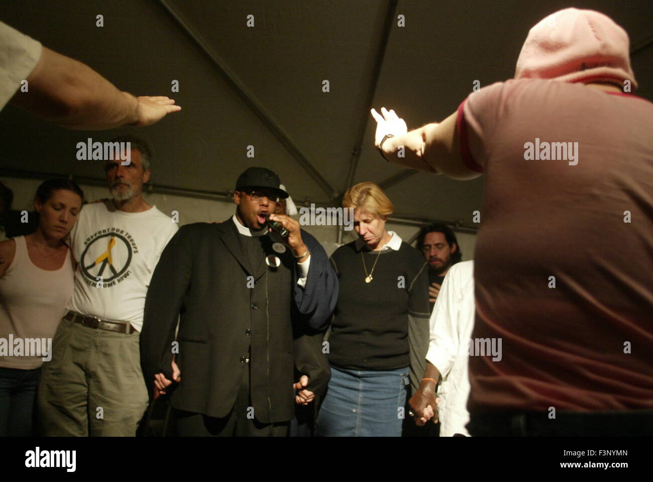 Cindy Sheehan si incontra con altri militante in Washington D.C. per protestare contro George Bush e la guerra in Iraq Foto Stock