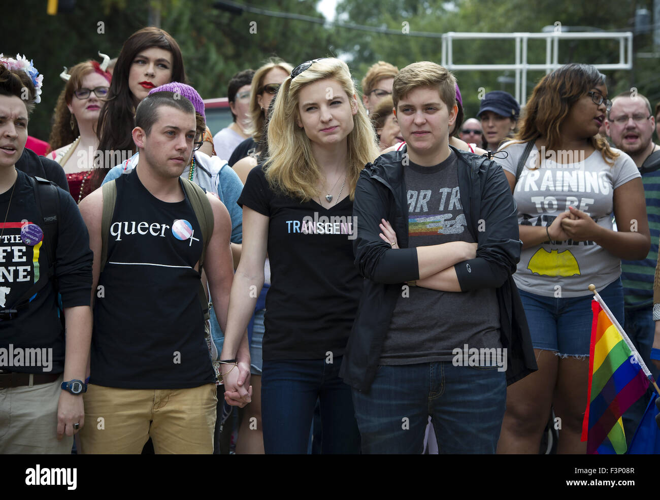 Atlanta, GA, Stati Uniti d'America. 10 ottobre, 2015. Comunità LGBT celebra il Gay Pride nella città del quartiere di midtown, attirando migliaia di persone da tutto il sud. Nella foto: Transgender gay e gli individui si riuniscono per ricordare trans le donne che sono state assassinate nel 2015. © Robin Rayne Nelson/ZUMA filo/Alamy Live News Foto Stock