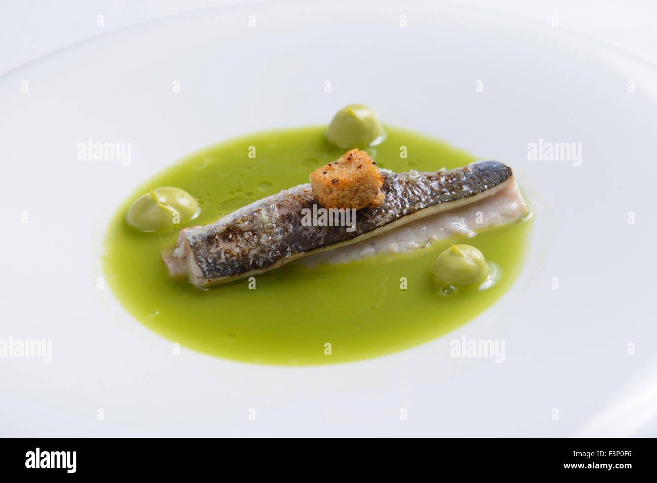 La Nouvelle Cuisine gourmet sardina piatto di pesce Foto Stock