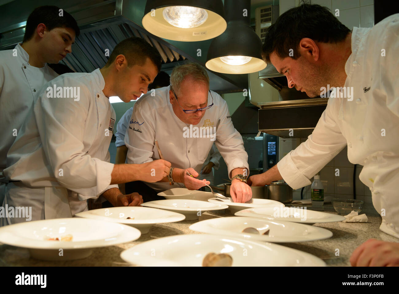 Lo chef Dieter Koschina placcatura cibo gourmet Foto Stock